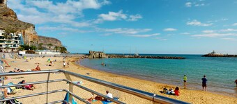 Nice, modern apartment on the beach with sea view & terrace, free WiFi