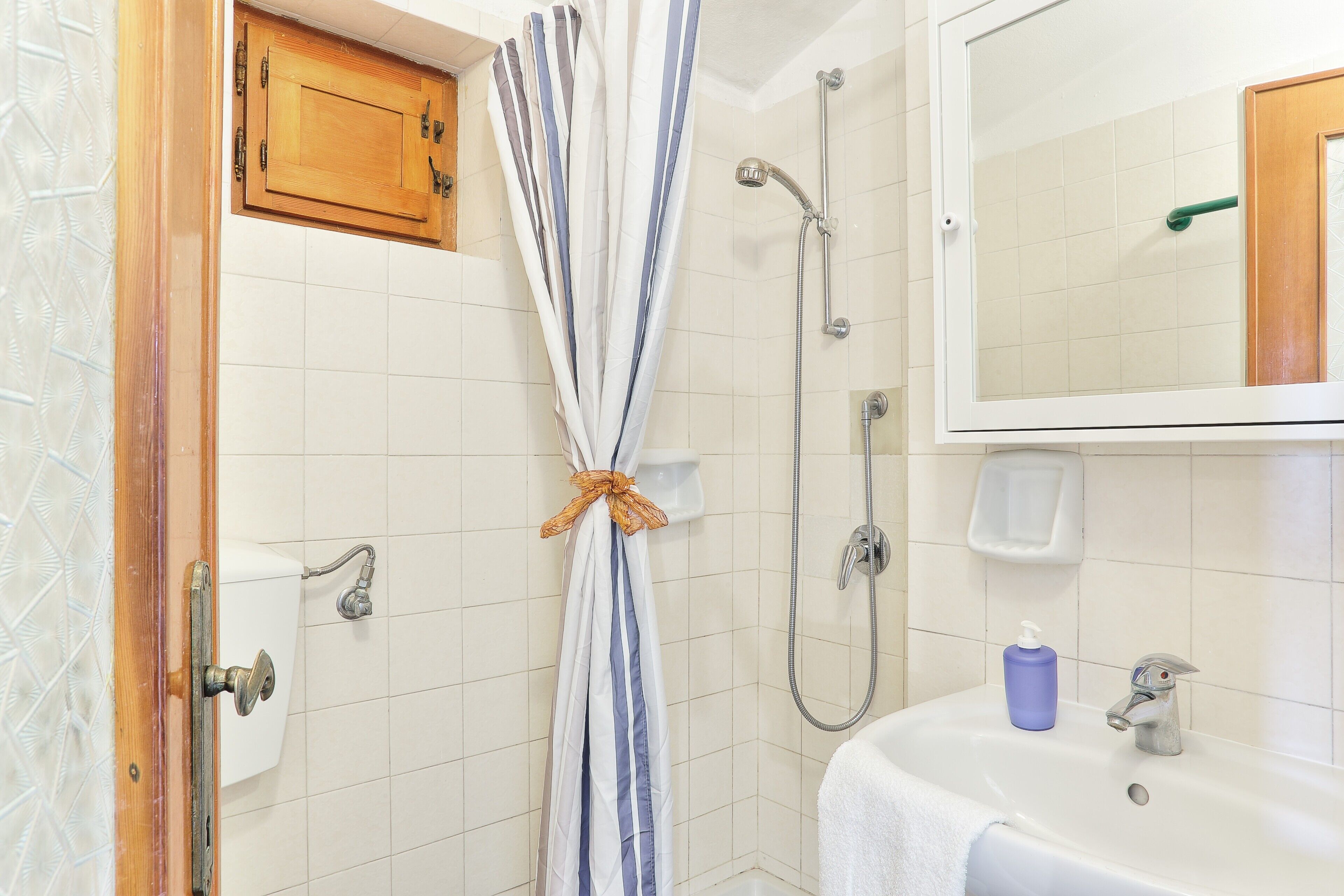 Dusche, kostenlose Toilettenartikel, Haartrockner, Handtücher