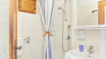 Dusche, kostenlose Toilettenartikel, Haartrockner, Handtücher
