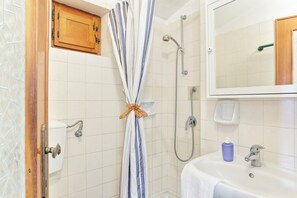 Een douche, gratis toiletartikelen, een haardroger, handdoeken