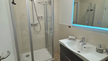 Dusche, Haartrockner, Handtücher, Seife