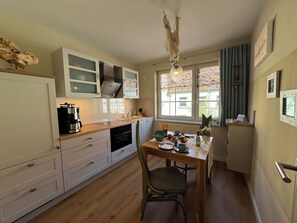 Fridge, microwave, oven, stovetop - *Kleiner Seeigel* 5 star FEWO with charm - central & close to the Baltic Sea, balcony, WLAN (Ribnitz-Damgarten)