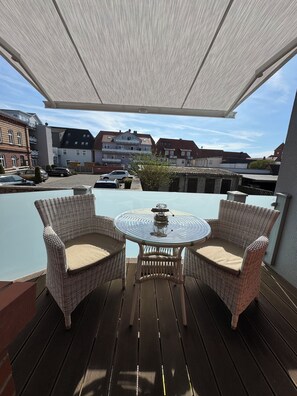 Outdoor dining - *Kleiner Seeigel* 5 star FEWO with charm - central & close to the Baltic Sea, balcony, WLAN (Ribnitz-Damgarten)