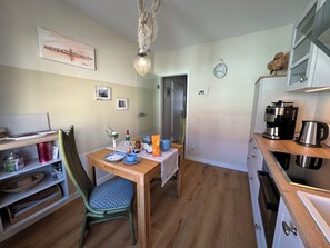 Fridge, microwave, oven, stovetop - *Kleiner Seeigel* 5 star FEWO with charm - central & close to the Baltic Sea, balcony, WLAN (Ribnitz-Damgarten)