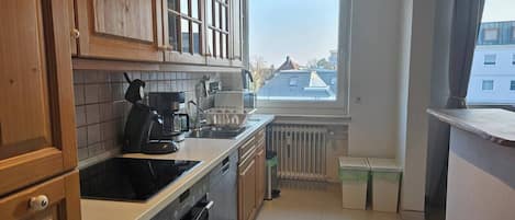 Een koelkast, een microgolfoven, een oven, een kookplaat