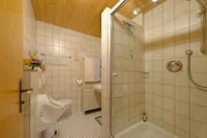Douche, séchoir à cheveux, serviettes fournies, savon