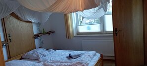 3 bedrooms, travel crib, WiFi, bed sheets