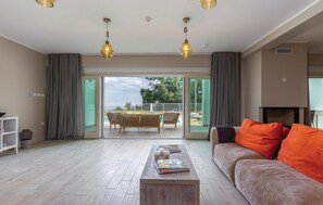 Televisión y chimenea 