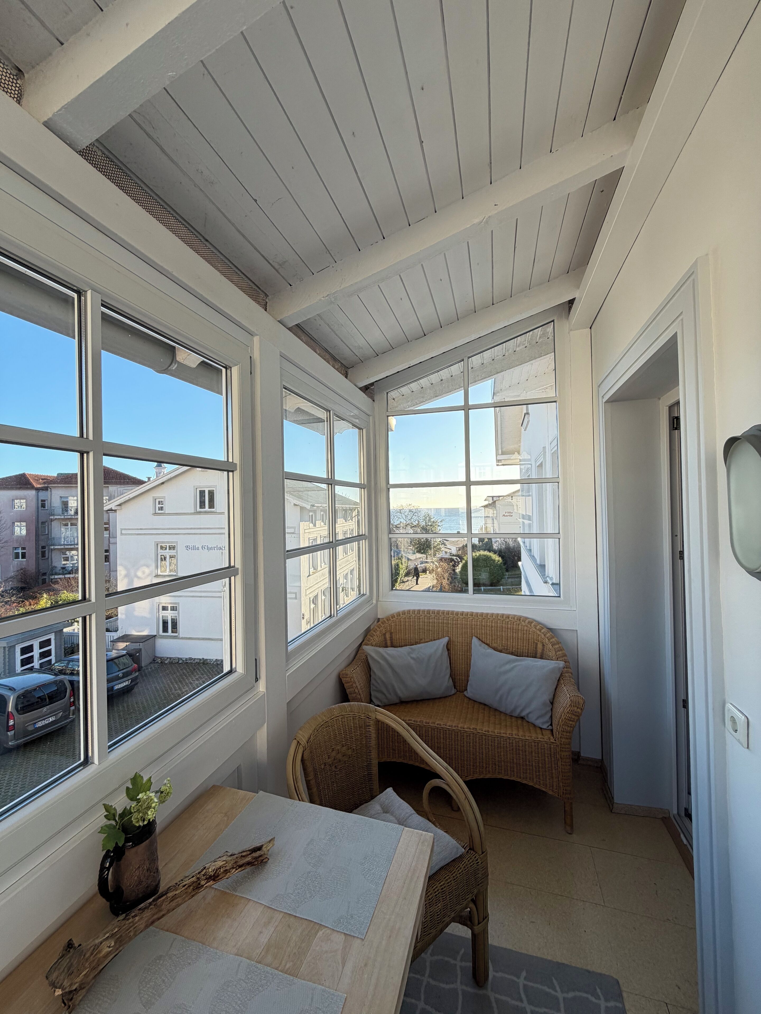 Smart TV, DVD player, books