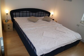 2 Schlafzimmer, Schreibtisch