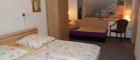 1 bedroom, bed sheets