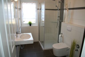 Dusche, Haartrockner, Seife, Toilettenpapier