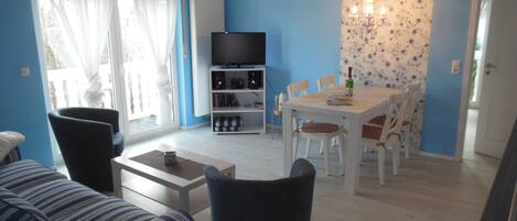 Smart TV, books, stereo