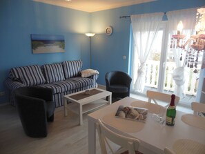 Smart-TV, bøker og stereoanlegg