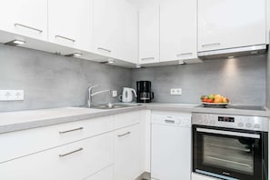 Mikrobølgeovn, ovn, opvaskemaskine, højstol