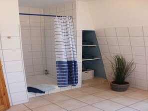 Regadera, secadora de cabello, toallas 