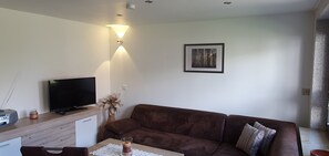 Smart TV y chimenea 