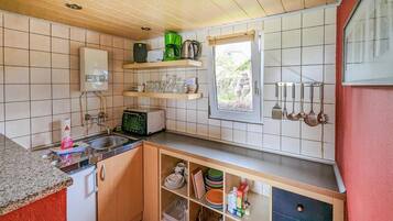 Kühlschrank, Herdplatte, Wasserkocher mit Kaffee-/Teezubehör