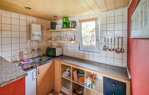Kühlschrank, Herdplatte, Wasserkocher mit Kaffee-/Teezubehör