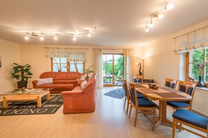 Fernseher, Bücher, Stereoanlage