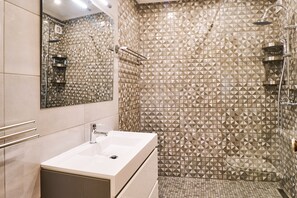 Dusche, Haartrockner, Bidet, Handtücher