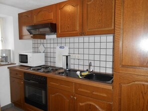 Frigorifero, microonde, forno, seggiolone