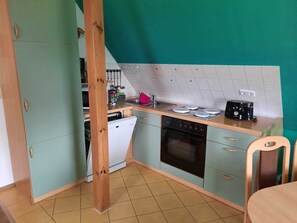 Kühlschrank, Ofen, Geschirrspüler, Hochstuhl