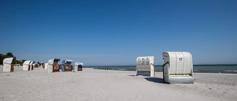 Na praia, espreguiçadeiras
