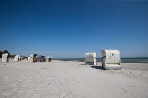 Sur la plage, chaise longue