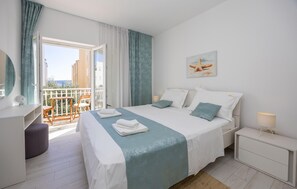 5 chambres, coffres-forts dans les chambres, lit parapluie