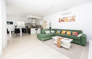 Smart TV, table tennis - Beautiful home in Kastel Stafilic with sauna (Kastel Stafilic)