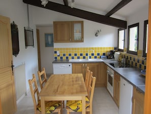 Fridge, microwave, oven, stovetop - Fortunie -Provencalisches cottage, renovated, large pool, quiet, at the Vineyard (Cornillon)