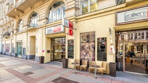 A street view with a building featuring a salon and a restaurant. - Luxury Penthouse in the ❤️ Of Vienna (Leopoldstadt)