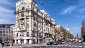 A historic building with ornate architecture, a prominent entrance, and a clear view of the street. - Luxury Penthouse in the ❤️ Of Vienna (Leopoldstadt)