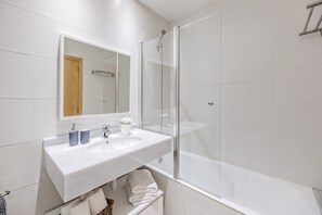 Tina, amenidades de baño gratuitas, secadora de cabello, toallas 