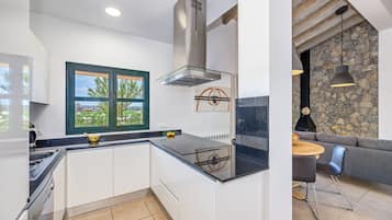 Een koelkast, een magnetron, een oven, een kookplaat