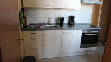 Wasserkocher mit Kaffee-/Teezubehör, Kühlschrank, Mikrowelle, Ofen