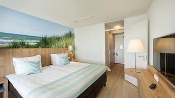 Premium tweepersoonskamer | Een kluis op de kamer, een bureau, een laptopwerkplek, gratis wifi