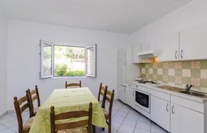 Geladeira, cooktop, talheres/pratos/utensílios de cozinha