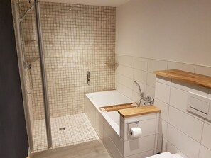Combined shower/tub, free toiletries, hair dryer, towels