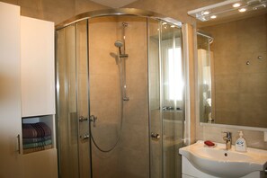 Bathtub, hair dryer, towels, soap - Holiday house on the outskirts of Klagenfurt with a wonderful view (Klagenfurt am Wörthersee)
