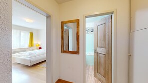 1 soverom, skrivebord, strykejern/-brett og wi-fi (mot et tillegg)