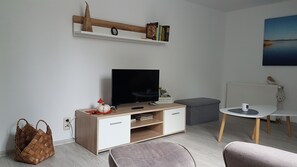 TV - Vacation apartment 60 sqm - Holiday apartments on Lake Malchin (Schorssow)