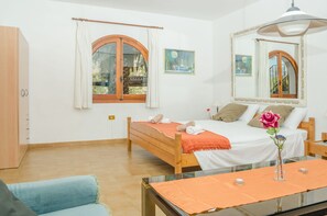 4 slaapkamers, een strijkplank/strijkijzer, gratis wifi, beddengoed