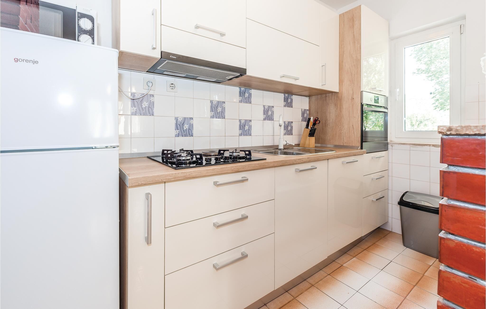Fridge, microwave, stovetop, dishwasher