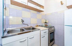 Réfrigérateur, micro-ondes, plaque de cuisson, lave-vaisselle