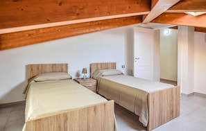 2 habitaciones, cuna de viaje y ropa de cama 