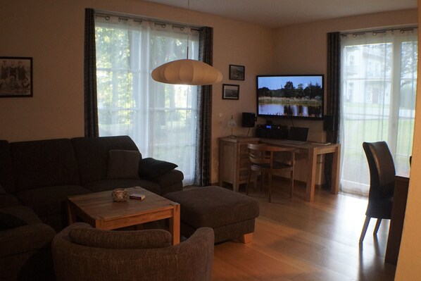 Téléviseur connecté, foyer, livres, sélection de musique