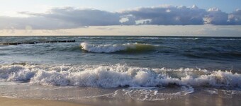 Feriehus i slottparken Hohen Niendorf med terrasse og utsikt til Østersjøen