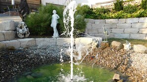 A garden with a water feature, including a fountain and a statue. - Trudis Apartment - Apartment 5 ***** (DG) (Veringenstadt)